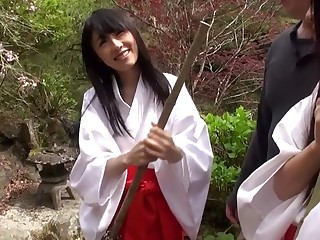 Arisu Hayase & Asami Tsuchiya & Haruna Aitsuki & Mizuki Inoue & Yui Saotome in Cuties at one's disposal the Temple - JapansTiniest